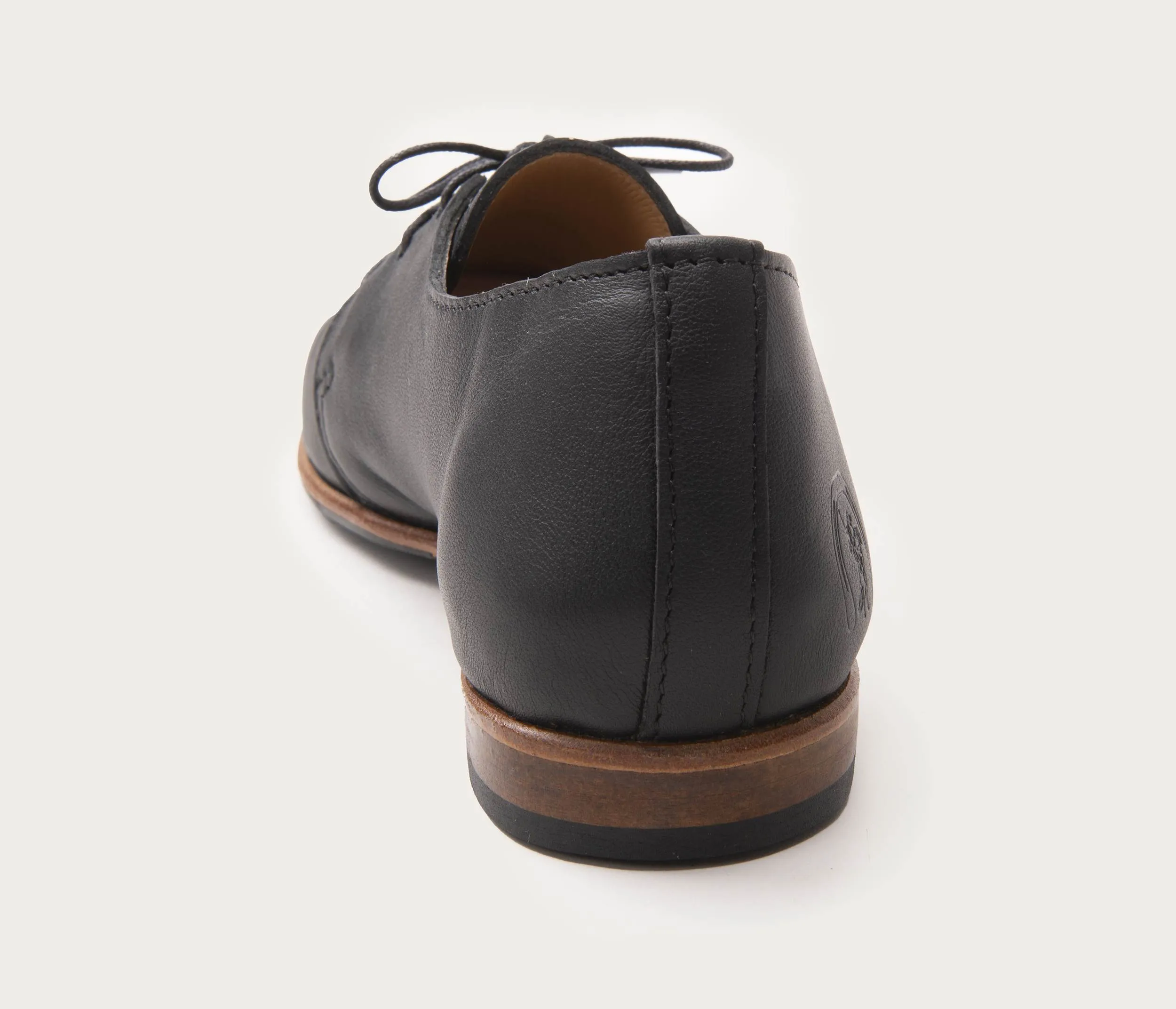 Sure! The optimized title for this e-commerce product in English would be: Flexible Black Mens Athletic Shoes.