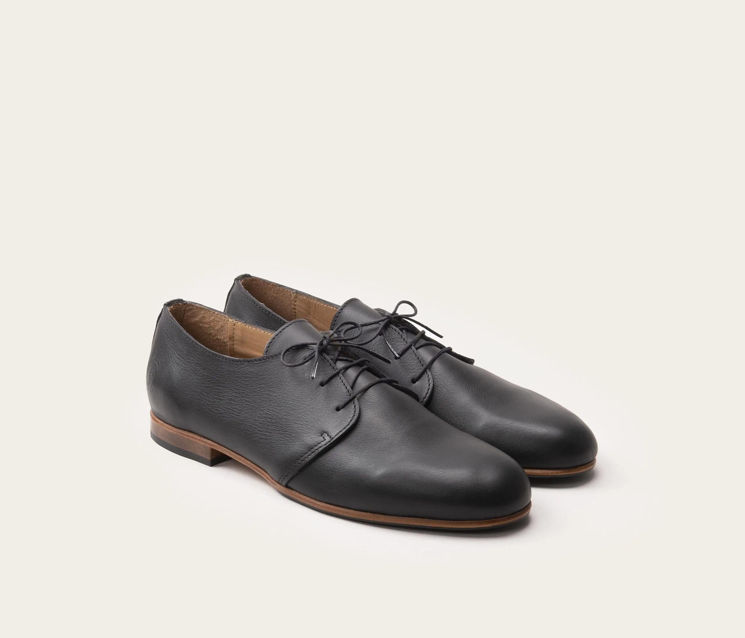 Sure! The optimized title for this e-commerce product in English would be: Flexible Black Mens Athletic Shoes.