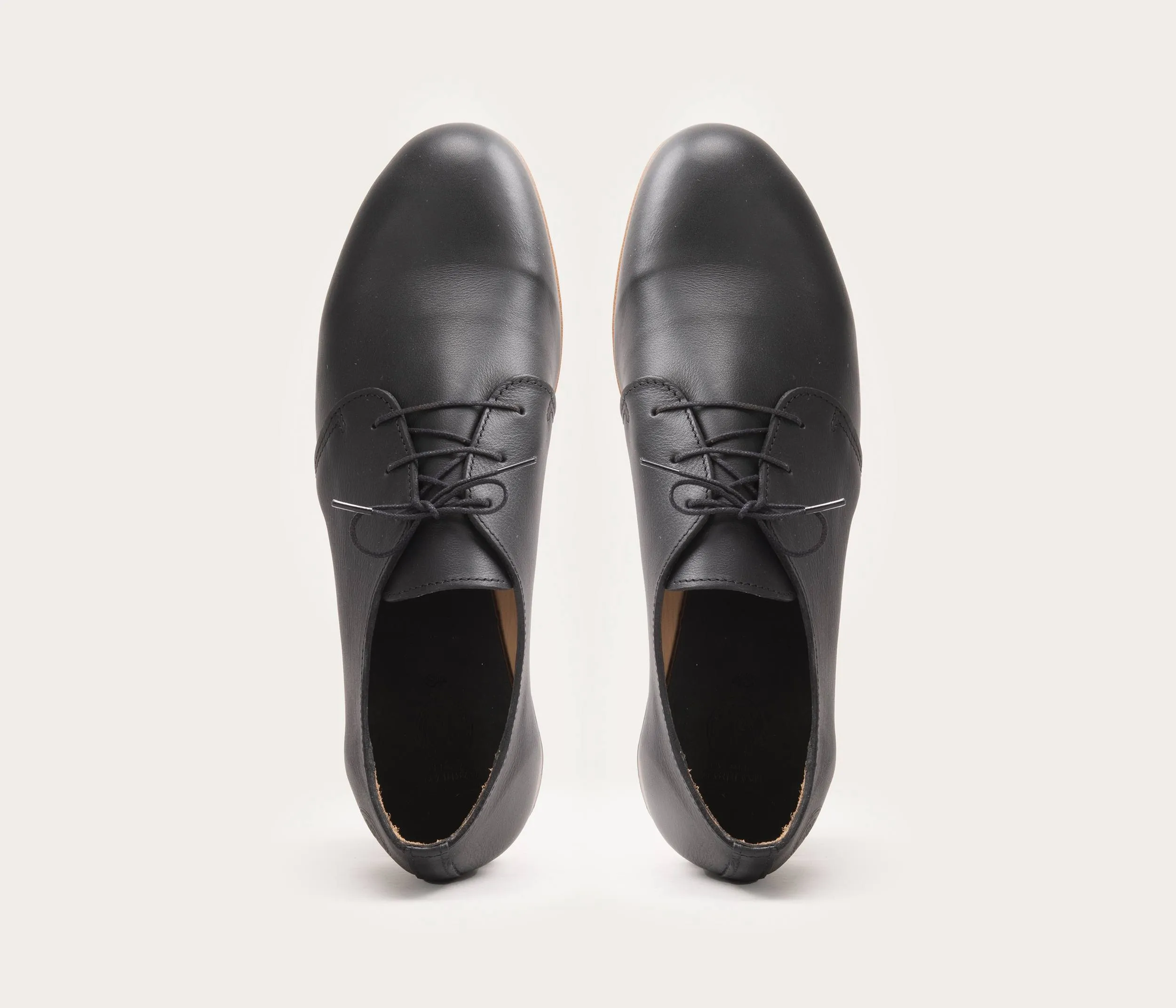 Sure! The optimized title for this e-commerce product in English would be: Flexible Black Mens Athletic Shoes.